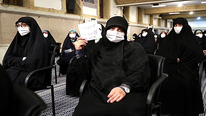 طالبات من النخبة يشاركن في اجتماع مع المرشد الإيراني الأعلى